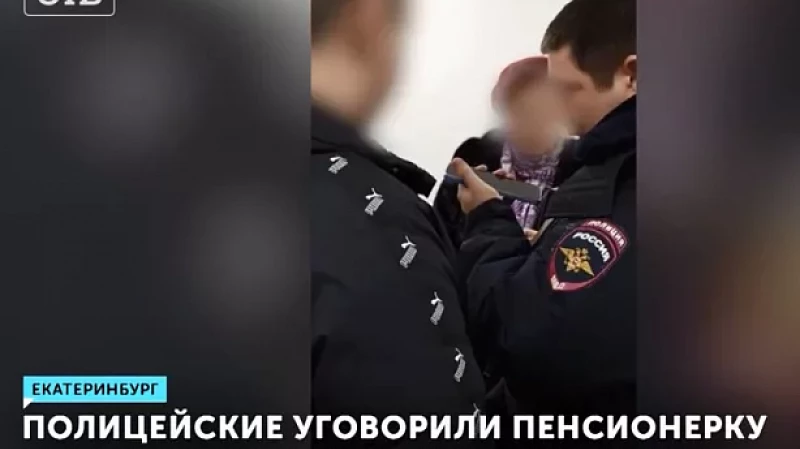 Полицейские уговорили пенсионерку не переводить деньги мошенникам