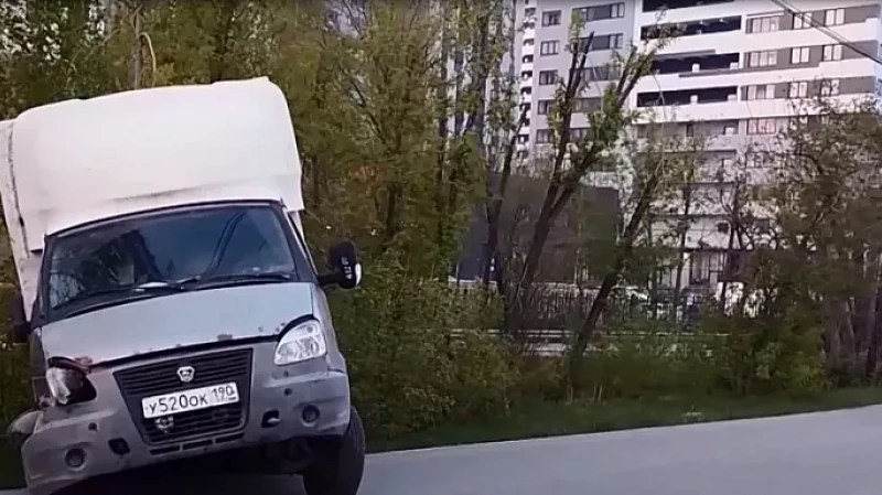 Водитель грузовой «Газели» съехал в кювет, врезался в столб и умер