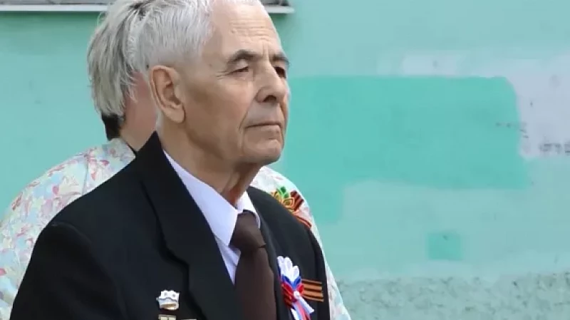 Сотрудники полиции организовали концерт во дворе дома для блокадника
