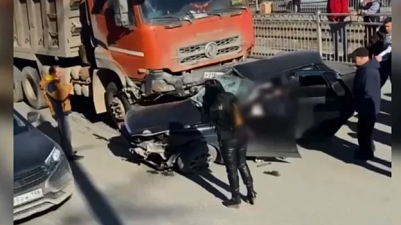 Смял легковушку. Два человека погибли в ДТП с КамАЗом