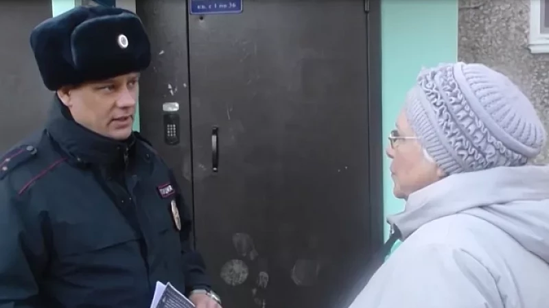 Полиция поквартирно предупреждает горожан о мошенниках