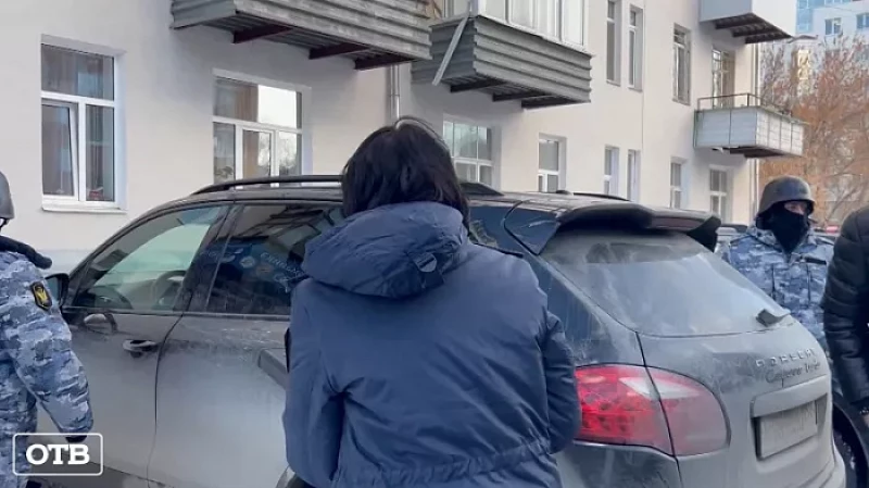 Судебные приставы арестовали элитную иномарку у злостного неплательщика штрафов