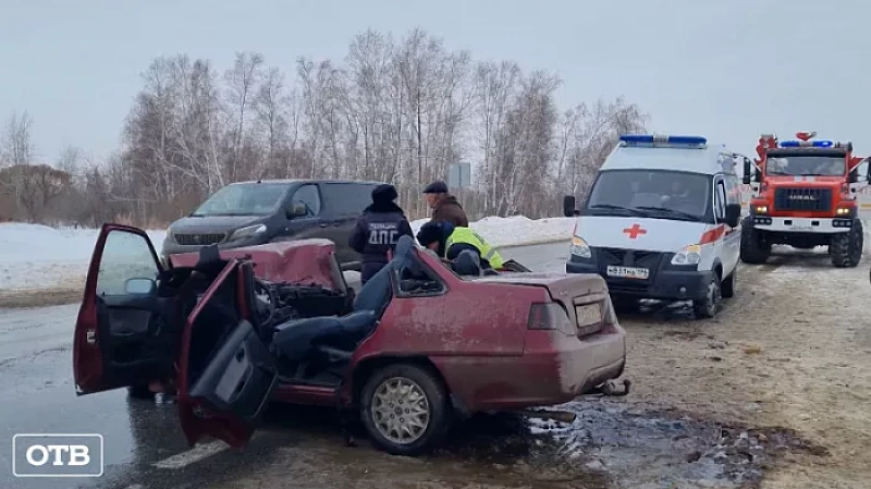 На трассе под Каменском-Уральским в ДТП погиб человек, двое получили травмы