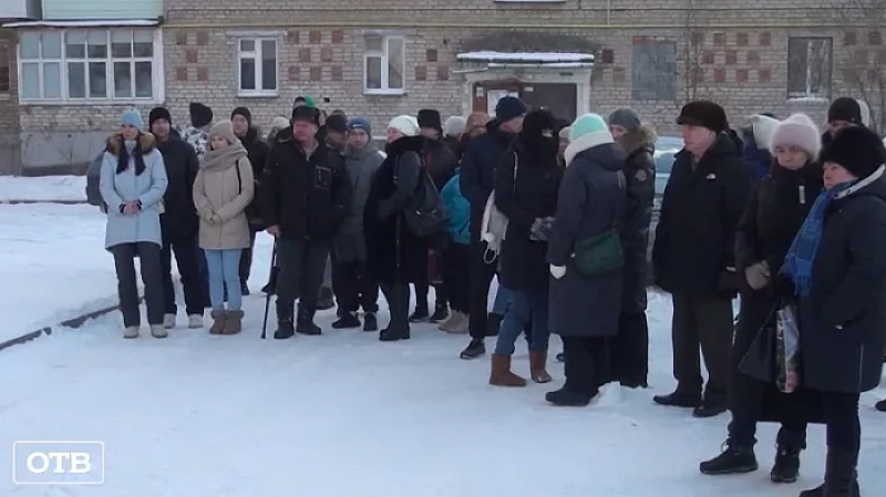В посёлке Цементном дети-сироты получили ключи от собственных квартир