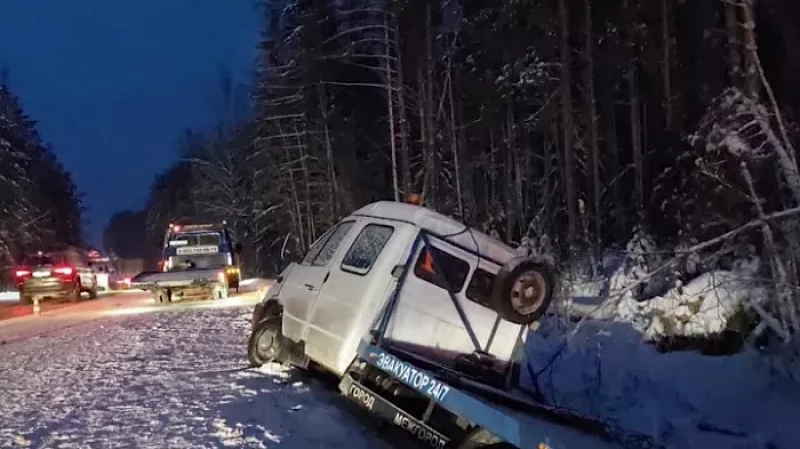 На Серовской трассе легковушка протаранила стоящий автоэвакуатор