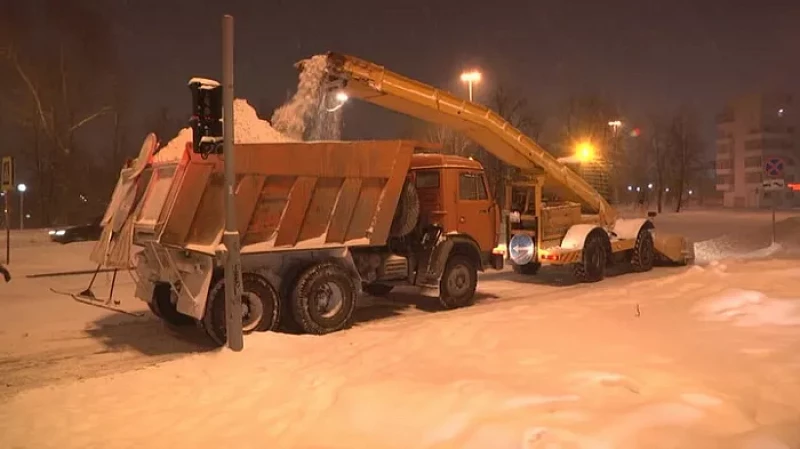Дорожные службы Свердловской области перевели в режим повышенной готовности из-за снегопада