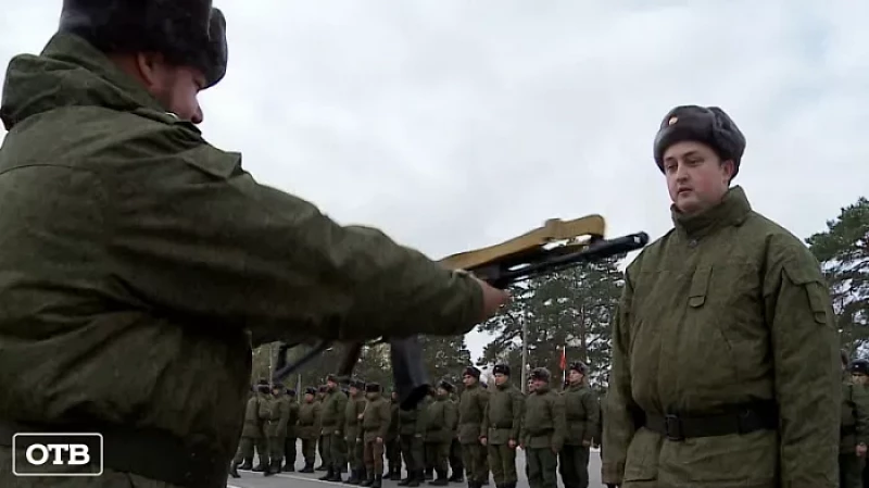 В Елани торжественно вручили боевое оружие мобилизованным мужчинам