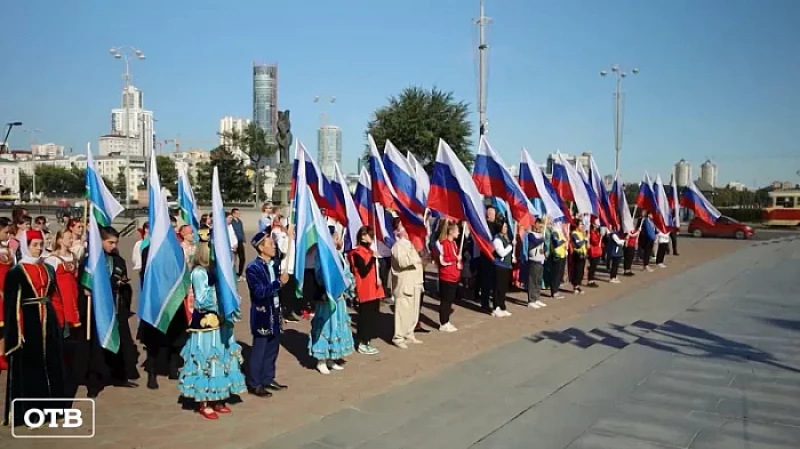 300 уральцев вышли на митинг в поддержку волонтёров и участников спецоперации на Украине