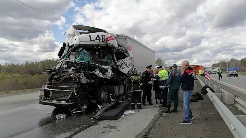Трое дорожных рабочих и водитель фуры погибли в страшном ДТП на Ново-Московском тракте