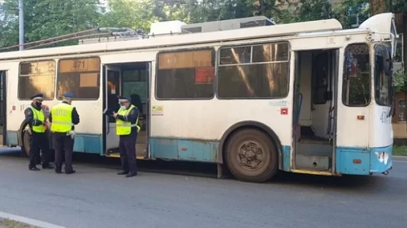 В Екатеринбурге у троллейбуса на ходу взорвалось колесо