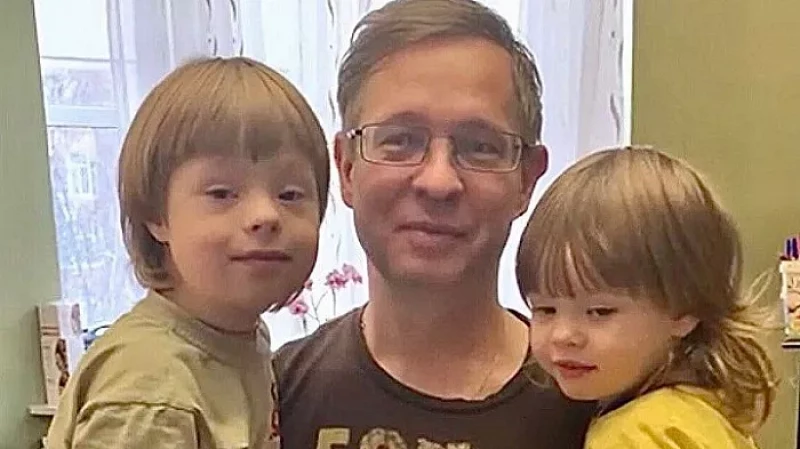 Многодетному отцу одиночке с шестью детьми подарили квартиру в Екатеринбурге