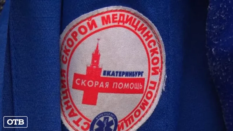 В Екатеринбурге сотрудникам скорой помощи подарили цветы и торты
