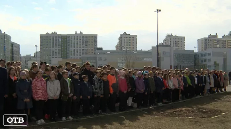 В школах Екатеринбурга начали петь гимн России и поднимать флаг