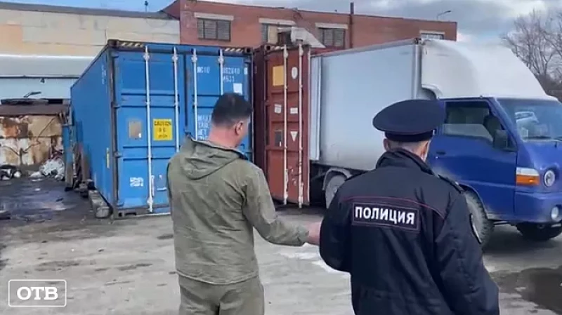 В Екатеринбурге полицейские и общественники обнаружили склад с 3500 литрами нелегального спирта