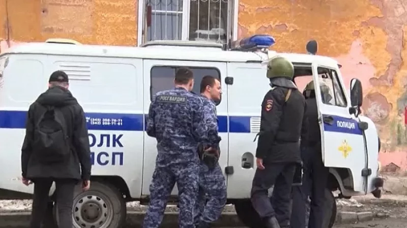 Полиция проверяет подростков, устроивших стрельбу с балкона пятиэтажки в Екатеринбурге