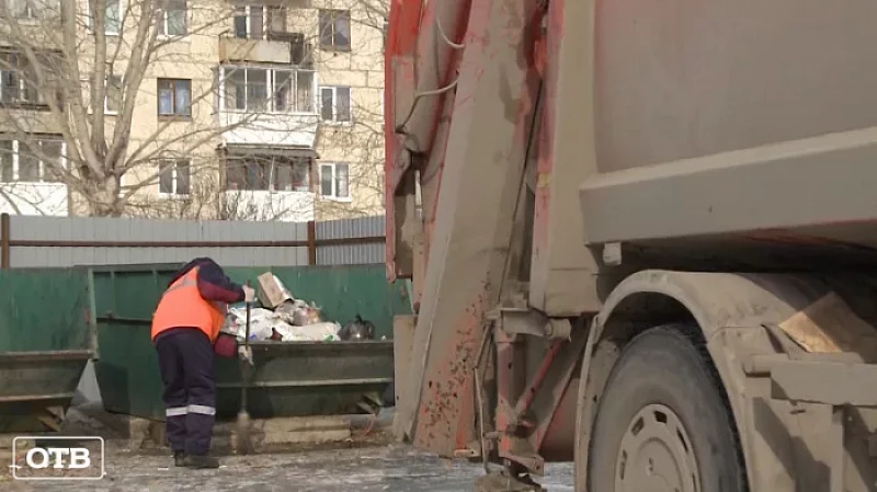 Осторожно, задний ход: в Екатеринбурге мусоровоз задавил пенсионера
