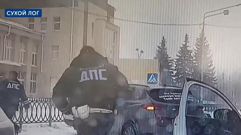 В Сухом Логу пьяная автомобилистка, убегая от полиции, врезалась в припаркованную машину