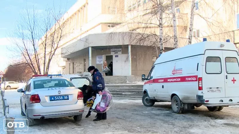 Родители младенцев, родившихся в зеркальную дату, получили подарки от сотрудников ГИБДД
