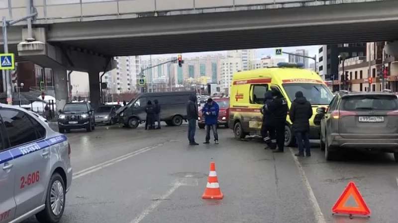 Массовое ДТП с участием скорой помощи произошло в Екатеринбурге