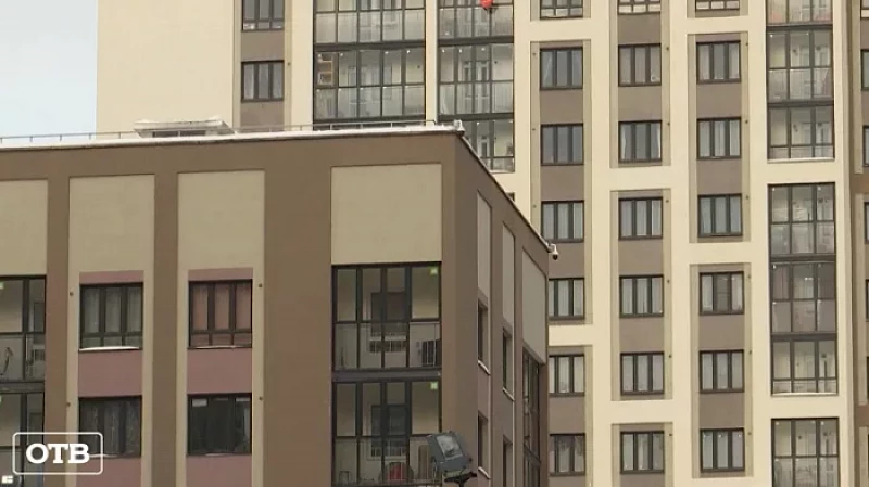 В Академическом на мужчину упала глыба снега