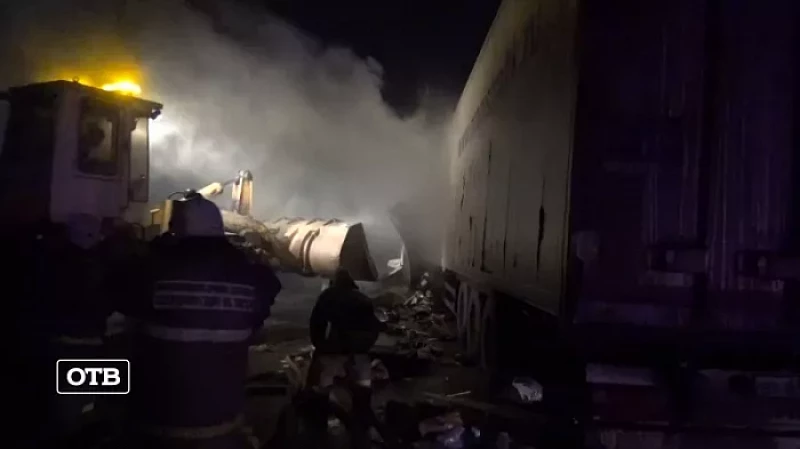 На трассе под Екатеринбургом после столкновения сгорели два грузовика: водители в реанимации