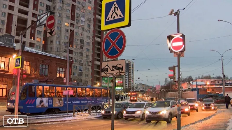 Наряды ДПС помогут водителям привыкнуть к реверсивному движению на Радищева в Екатеринбурге