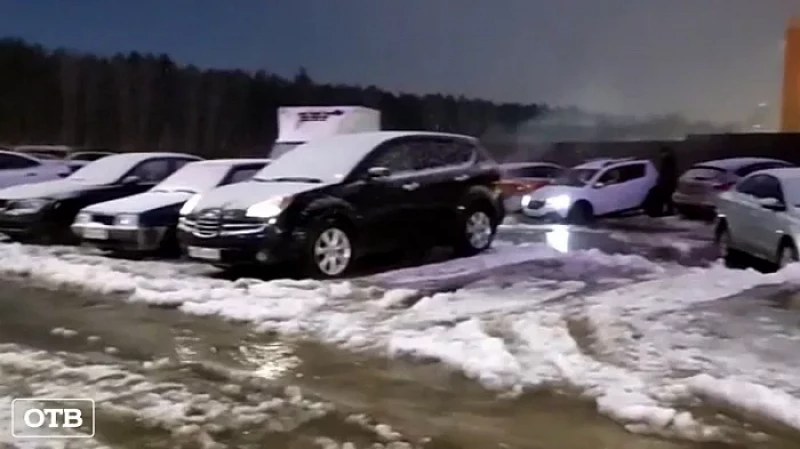 На Эльмаше затопило автопарковку у нового ЖК