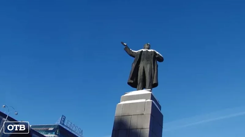 Царская особа вместо вождя: скульптор предложил убрать памятник Ленину с центральной площади Екатеринбурга