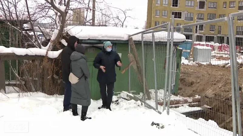 Опасности нет: в Екатеринбурге возле частных домов вырыли яму под котлован будущей многоэтажки