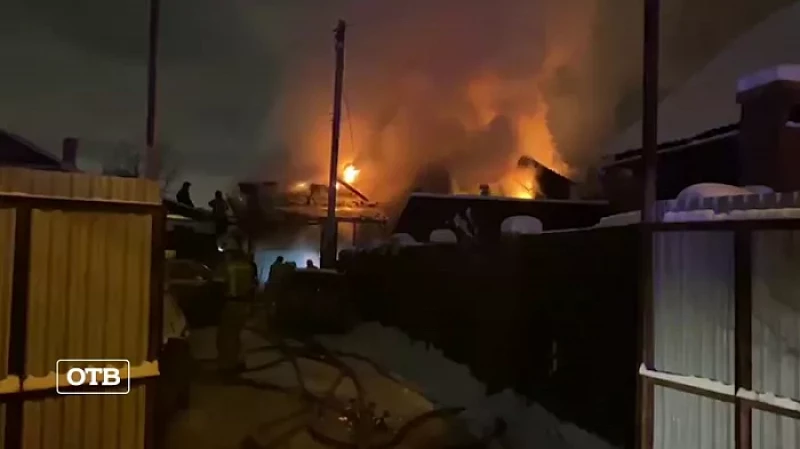 В Екатеринбурге подростки устроили новогоднюю вечеринку и спалили дом многодетной семьи