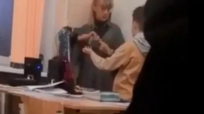 Обращался на «ты» и матерился: учительница дала пощёчину школьнику и порвала тетрадь