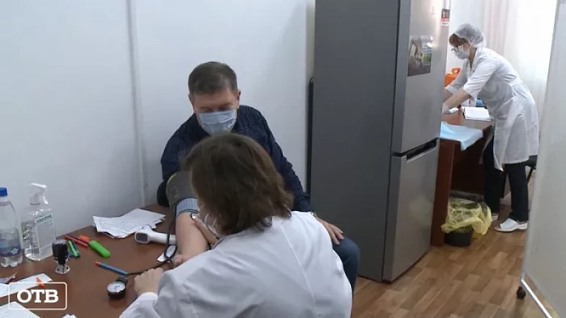 В Екатеринбурге депутаты гордумы помогают открывать новые выездные пункты вакцинации от ковида