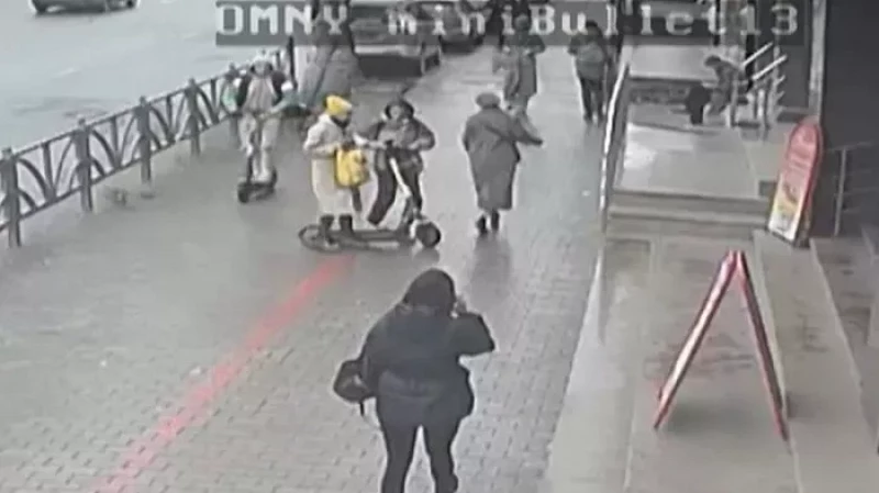 Лихой наездник: в центре Екатеринбурга самокатчик сбил девушку