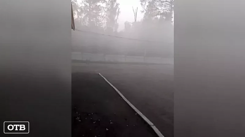 Поселок Рудный накрыло едким смогом