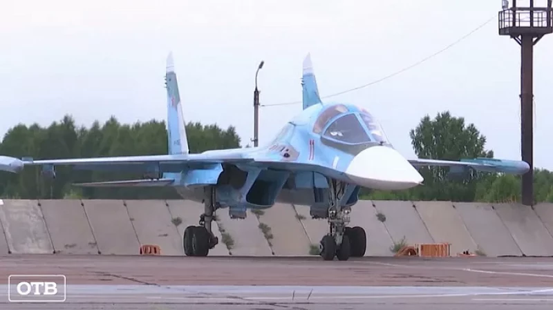 Летчики ЦВО во время учений отработали дозаправку в воздухе