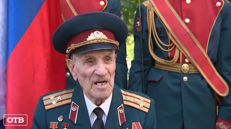 Военный парад во дворе: Екатеринбургского ветерана ВОВ поздравили с 95-летием