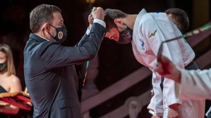 Евгений Куйвашев вручил золото победителю ЧМ по дзюдо Яго Абуладзе