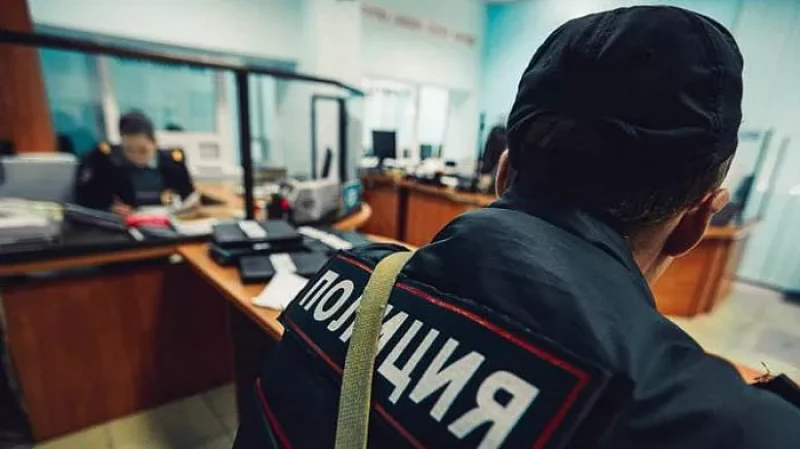 Полиция Каменска-Уральского ищет вандалов, укравших венок с памятника