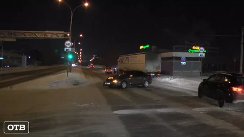 В Екатеринбурге легковушка дважды въехала в фуру