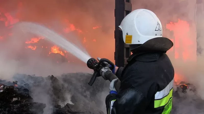 В Арамиле сгорели дом и гараж на улице Карла Маркса