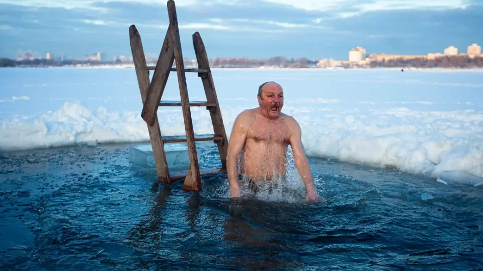 Советы «моржа» для безопасного купания на Крещение