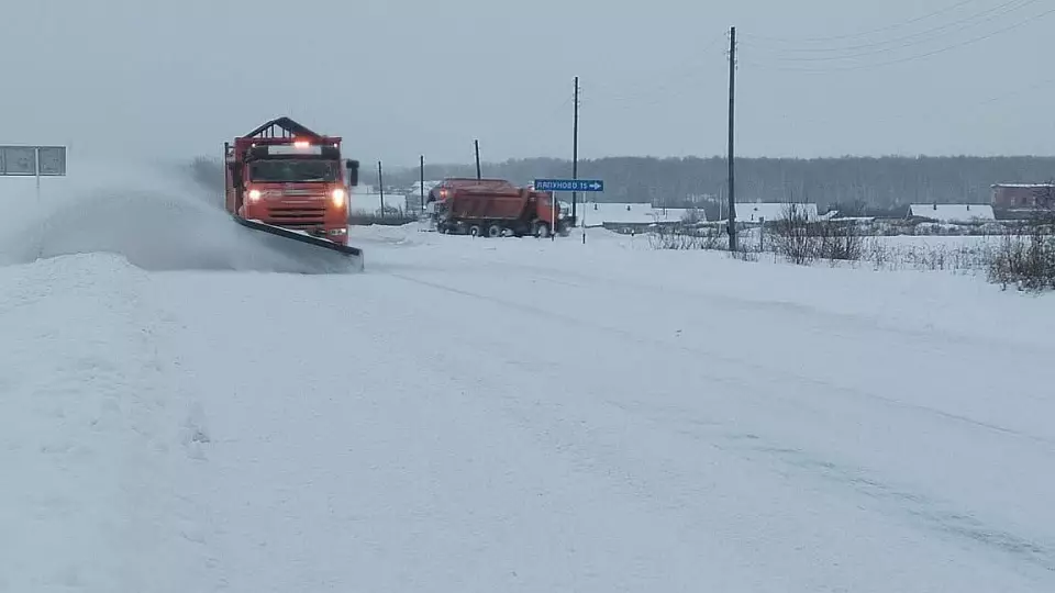 На очищение трасс Свердловской области вышли 400 спецмашин
