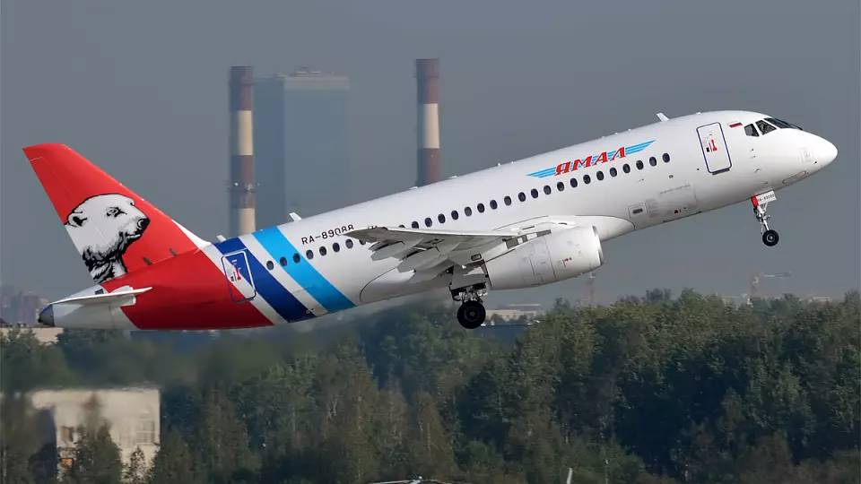 Самолет «Ямал» вернулся в Ноябрьск из-за неисправности шасси