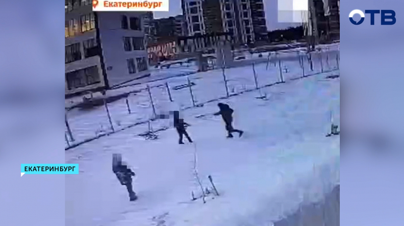 В Екатеринбурге мужчина напал на детей из-за снежка