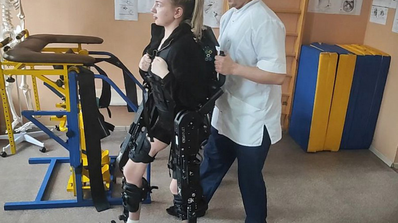 Свердловчанка с синдромом Гийена-Барре начала ходить благодаря экзоскелету