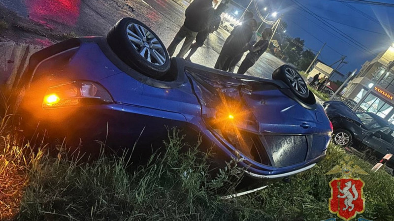 В Арамиле 18-летний водитель Daewoo проехал на красный свет и столкнулся с «Ладой»