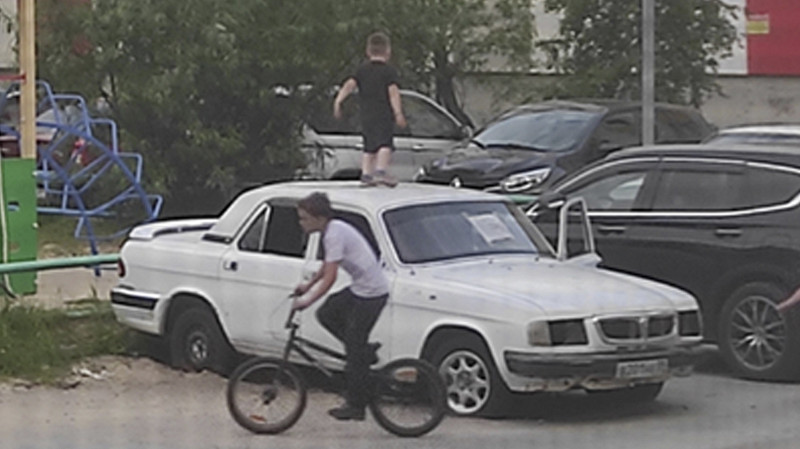 В Надыме брошенное авто стало опасной детской площадкой