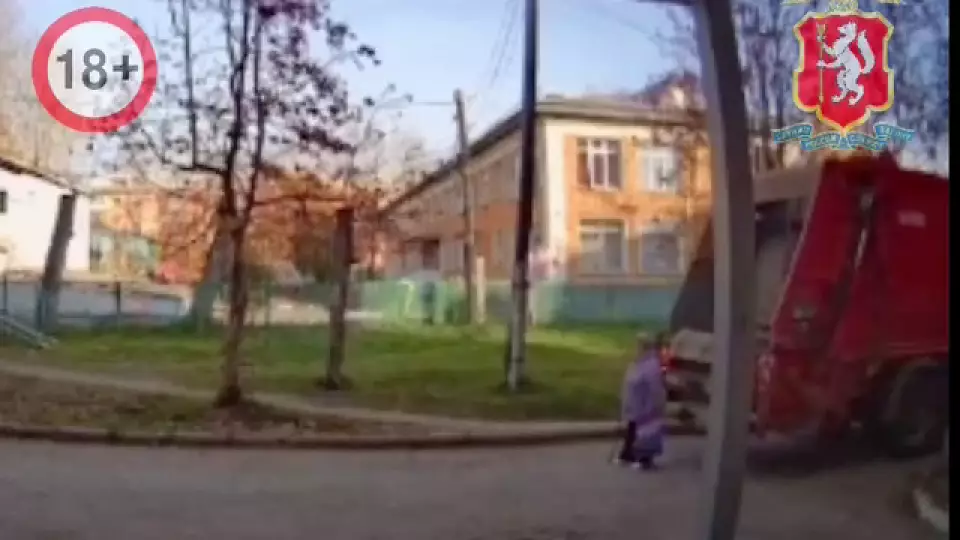 Мусоровоз насмерть сбил пенсионерку в Краснотурьинске