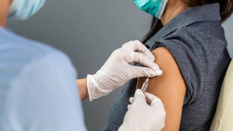 Власти Каменска-Уральского потребовали ускорить вакцинацию от гриппа среди работников торговли