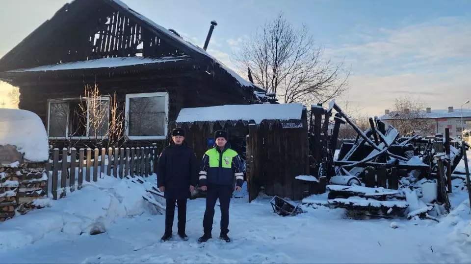 Полицейские спасли пожилых из пожара в посёлке Шаля